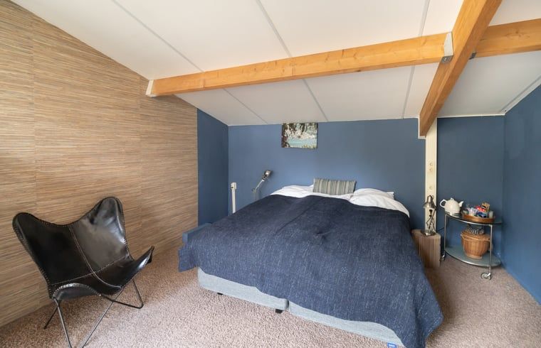 Stijlvolle slaapkamer met blauw thema in Huisje in Putte, vakantiehuis in West Brabant, Noord Brabant.