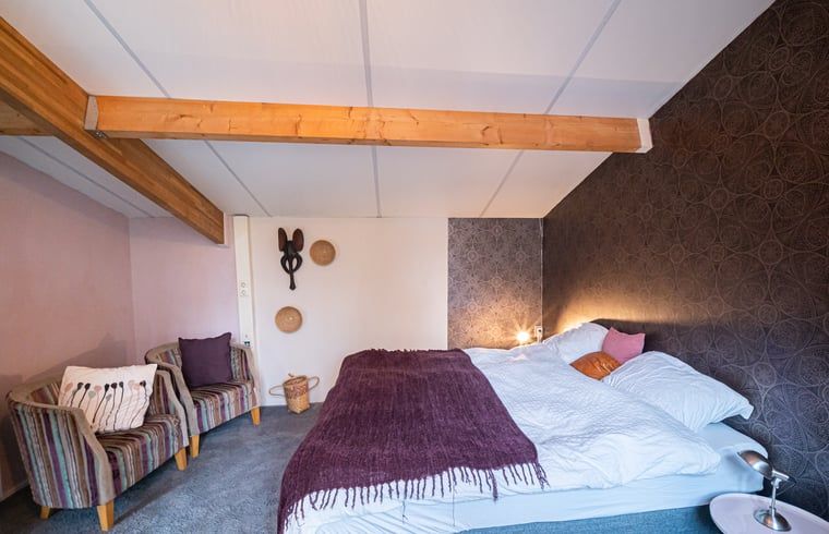 Comfortabele slaapkamer met zitgedeelte in Huisje in Putte, vakantiehuis in West Brabant, Noord Brabant.