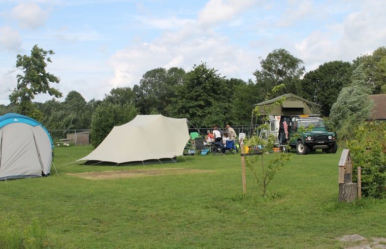 Campingplatz in Huisje in Terheijden, West-Brabant, mit Zelten und einem Gelaendewagen fuer einen abenteuerlichen Urlaub.