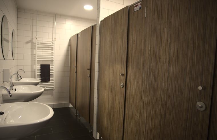 Moderne Sanitaeranlagen in einem Cottage in Terheijden, Nordbrabant, mit sauberen Waschbecken und Toiletten.