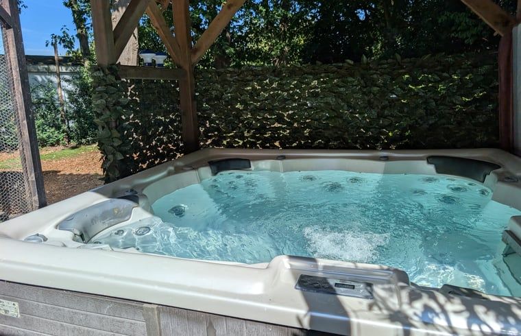 Vakantiehuis in Heerle met luxe jacuzzi in de buitenlucht.