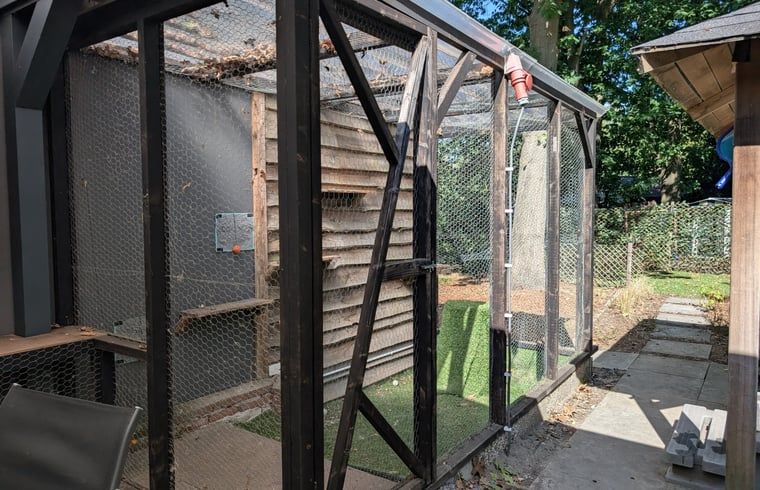 Vakantiehuis in Heerle met ruime buitenvoliere, ideaal voor dierenliefhebbers.