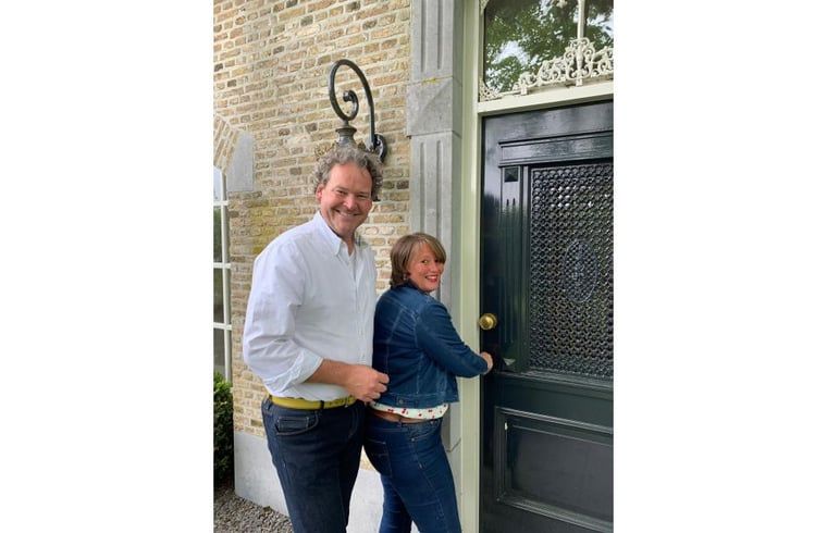 Gasten openen de voordeur van Huisje in Moerstraten, een charmant vakantiehuis in West Brabant, Noord Brabant.