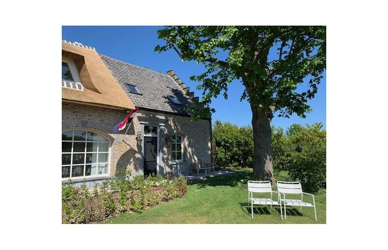 Charmant Huisje in Moerstraten, West Brabant met rieten dak en zonnige tuin, perfect vakantiehuis in de natuur van Noord Brabant.