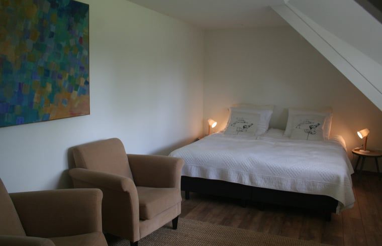 Gezellige slaapkamer in Vakantiehuisje in Moerstraten, West Brabant. Comfortabel verblijf in Noord Brabant met moderne inrichting.