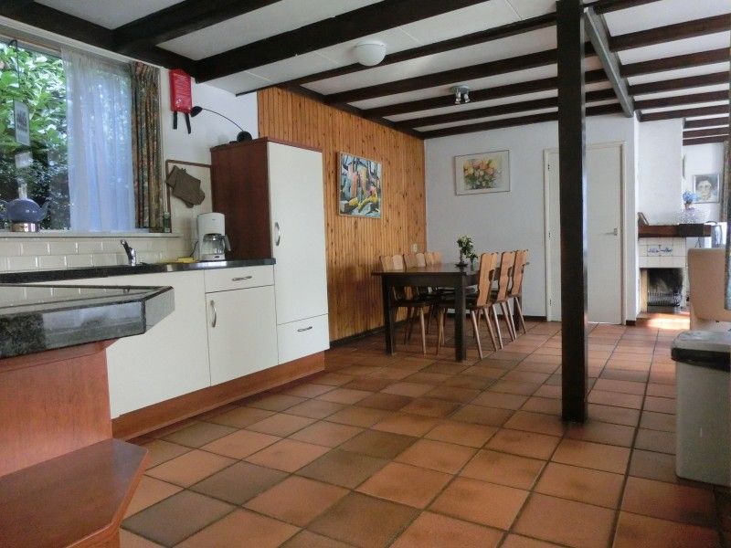 Eetkamer en keuken in vakantiehuis Maria, Schoorl, Noord-Holland