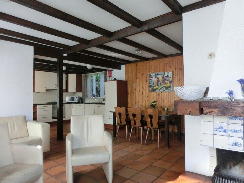 Open woonkamer en eetruimte in vakantiehuis Maria, Schoorl