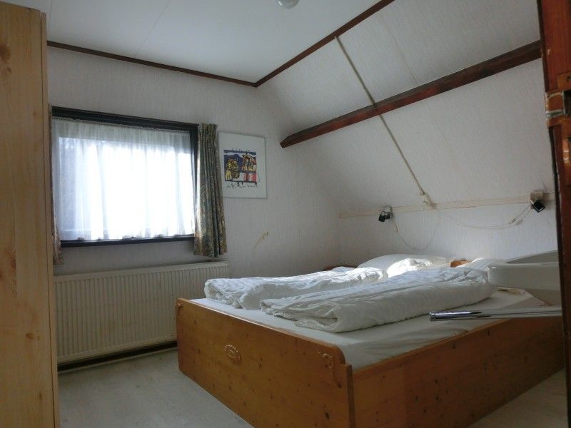 Slaapkamer met tweepersoonsbed in vakantiehuis Maria, Schoorl