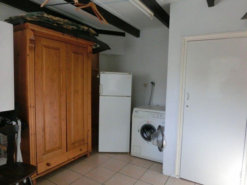 Wasruimte met wasmachine in vakantiehuis Maria, Schoorl, Noord-Holland
