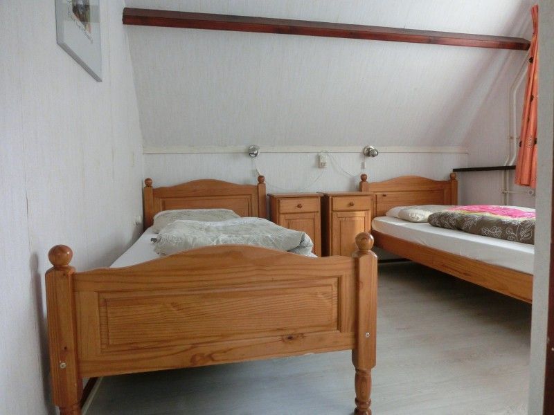 Slaapkamer met twee eenpersoonsbedden in vakantiehuis Maria, Noordzeekust