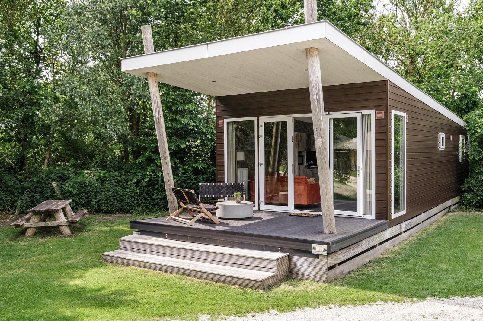 Beach cottage 6 people in Julianadorp, North Sea coast. Vacation home with modern veranda and green surroundings in North Holland.