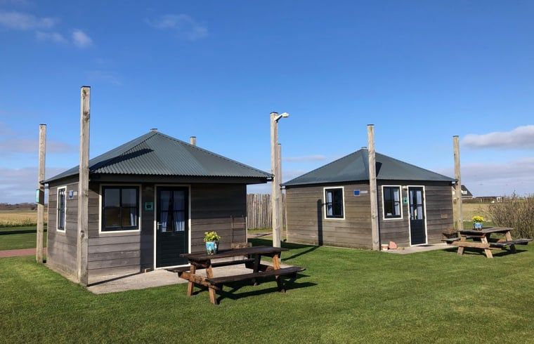 Ferienhaus in Julianadorp, Nordseekueste, Nordholland, mit Holzterrasse und gruener Umgebung fuer einen erholsamen Aufenthalt.