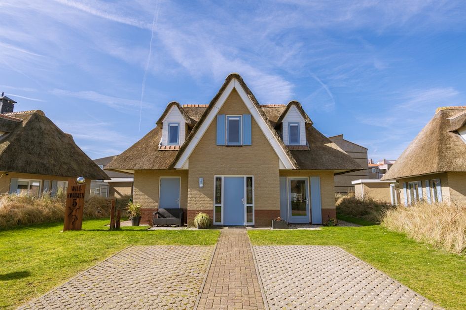 Villa Luxe 6, een charmant vakantiehuis in Julianadorp, Noordzeekust, Noord-Holland, omgeven door natuur en rust.