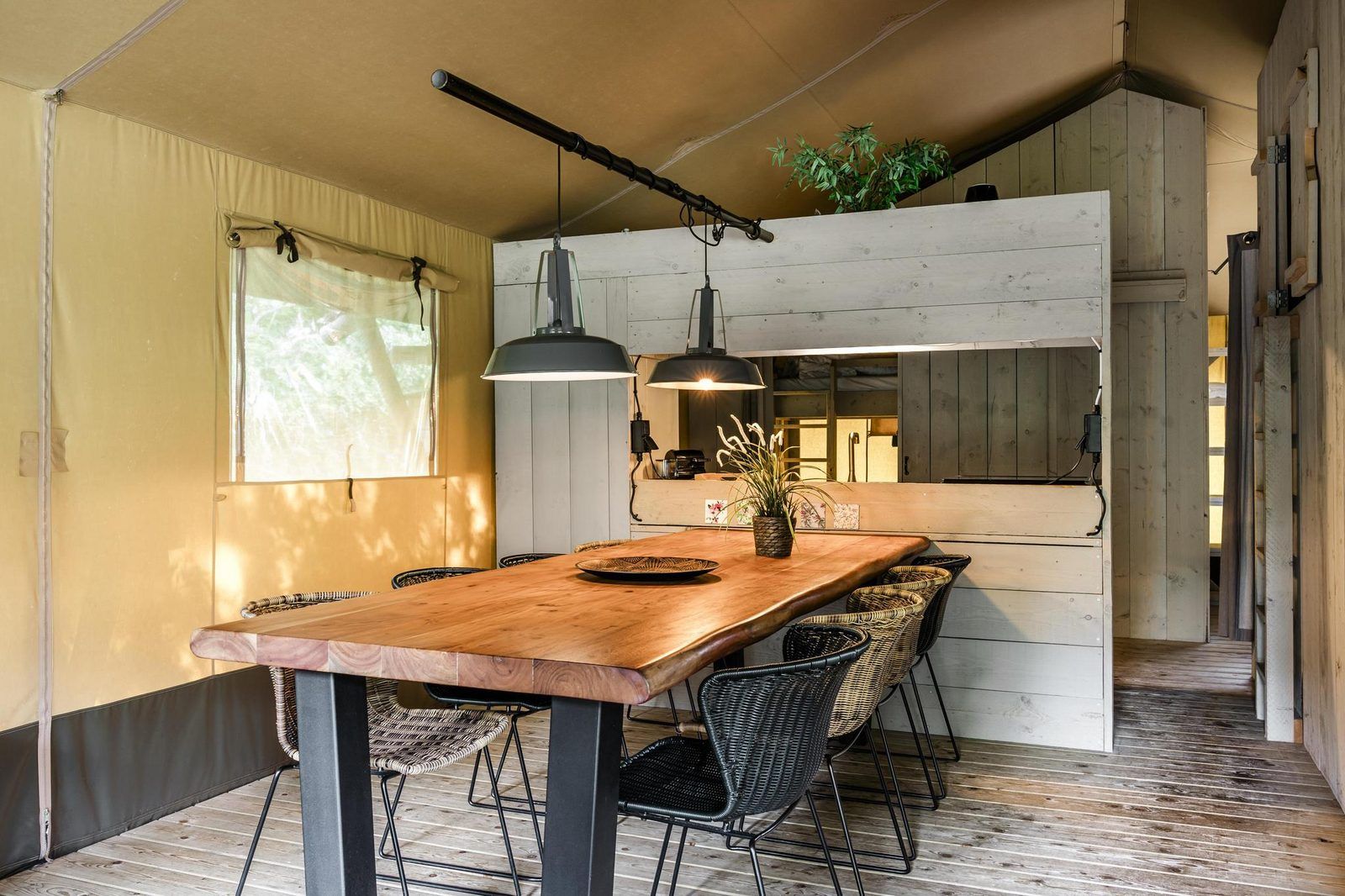 Binnenruimte van Strandtent 8 personen in Julianadorp, Noordzeekust, Noord-Holland, met gezellige eetruimte en houten interieur.