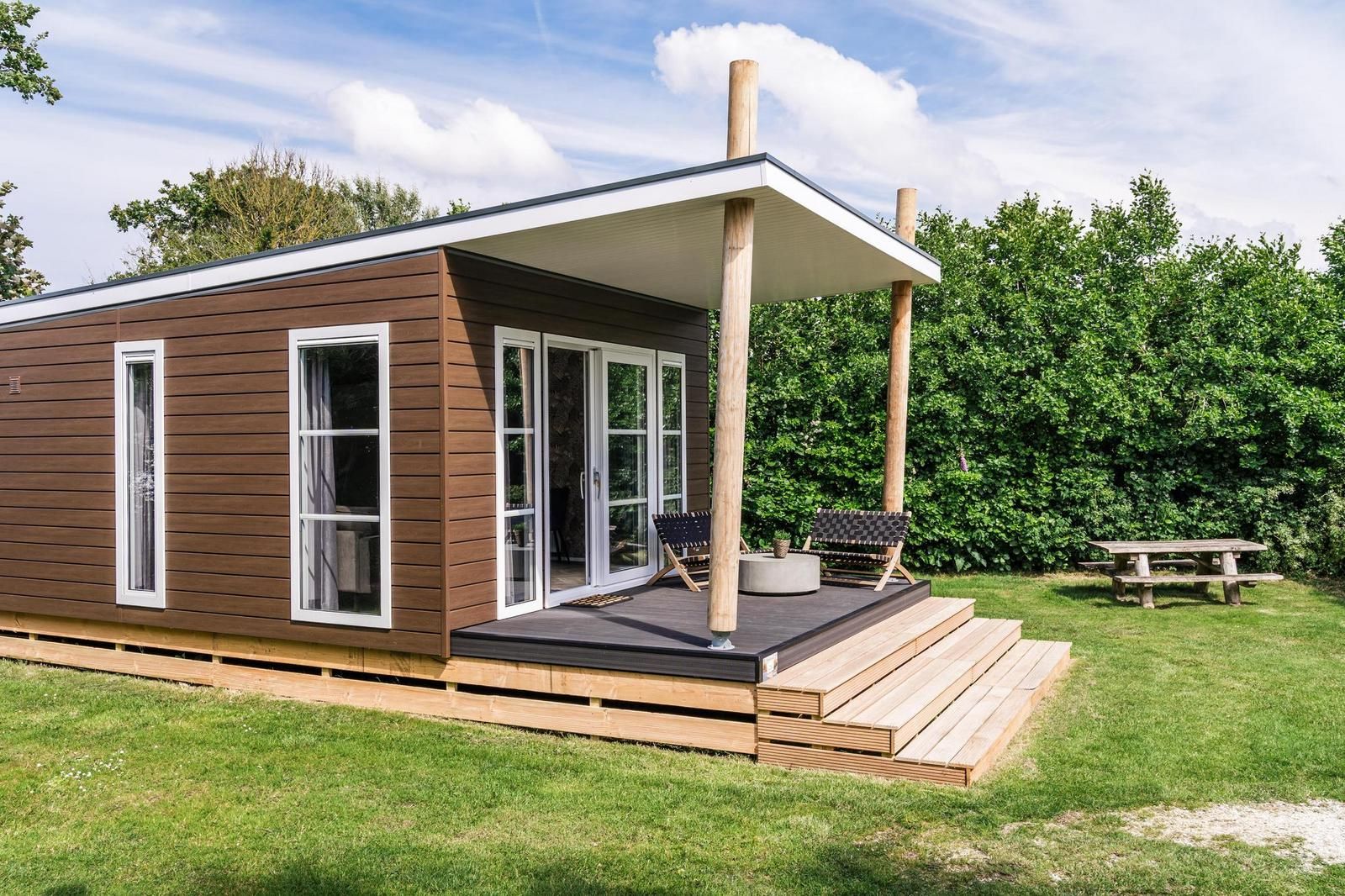 Strandhaus fuer 4 Personen in Julianadorp, Nordseekueste. Geniessen Sie das moderne Ferienhaus mit Terrasse und gruener Umgebung in Nordholland.