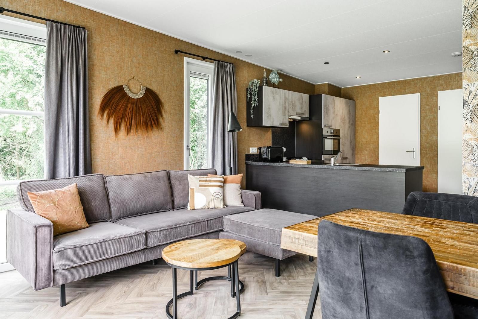 Gemuetliches Wohnzimmer in Strandhaus 4 Personen in Julianadorp, Nordseekueste. Modernes Ferienhaus mit gemuetlicher Sitzecke und offener Kueche.