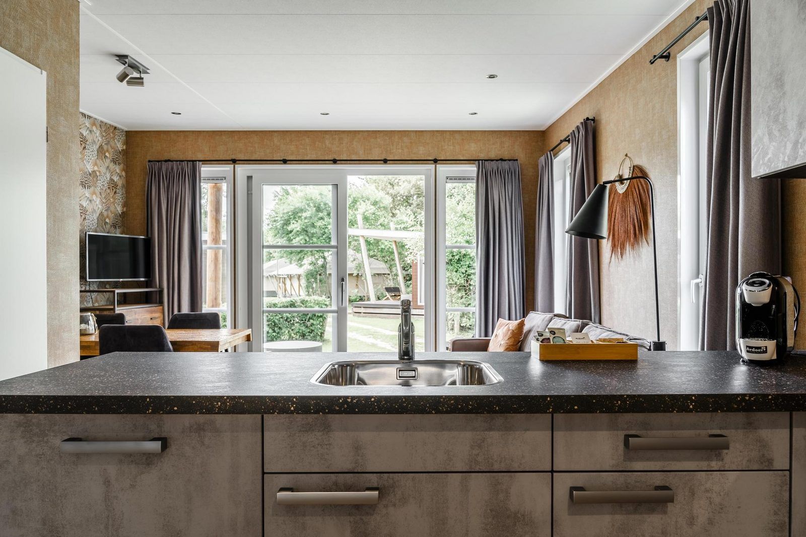 Gemuetliches Interieur des Beach House fuer 4 Personen in Julianadorp, Nordseekueste. Ferienhaus mit Blick auf gruenen Garten und moderne Einrichtung.