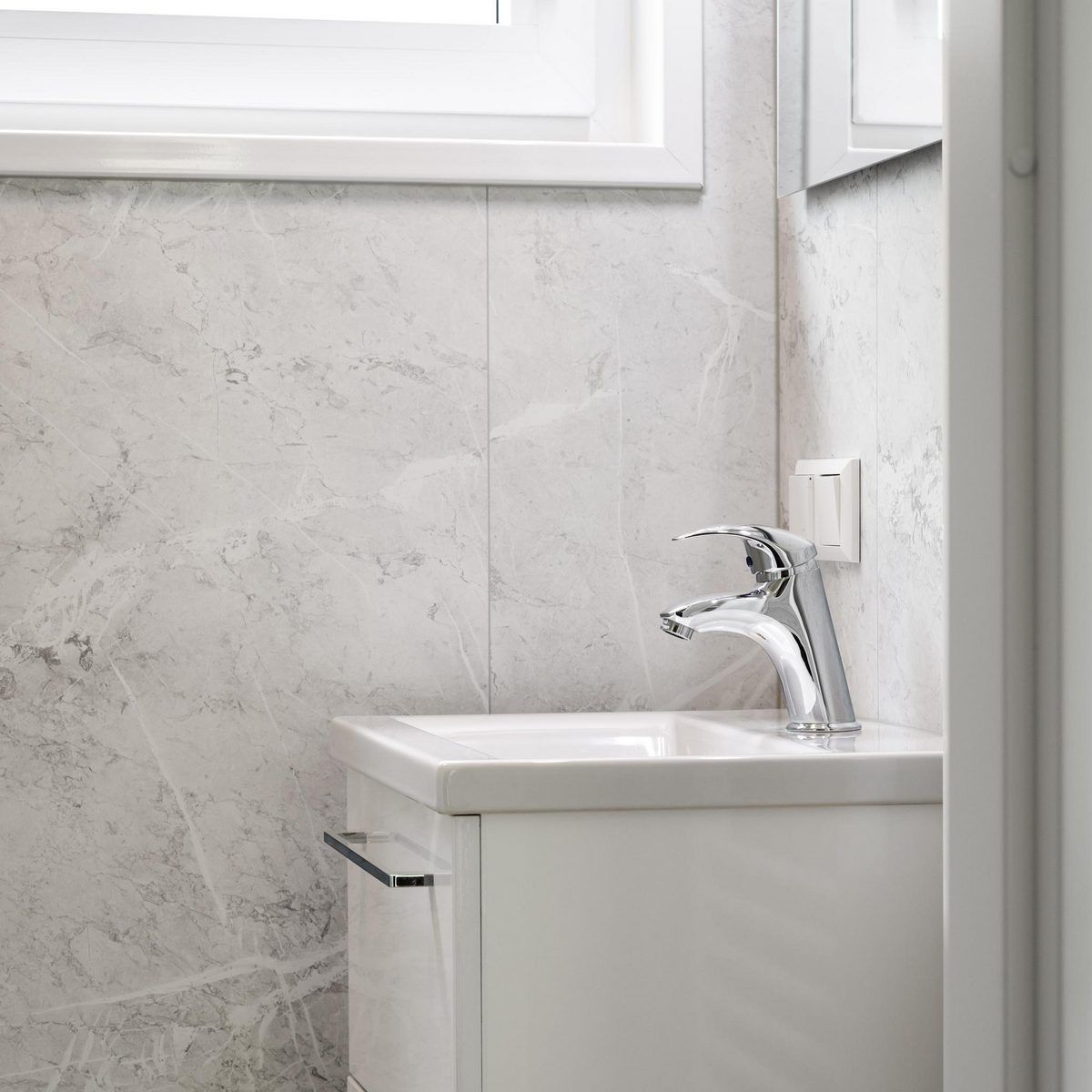 Modernes Badezimmer des Strandhauses fuer 4 Personen in Julianadorp, Nordseekueste. Ferienhaus mit Luxusausstattung in Nordholland.