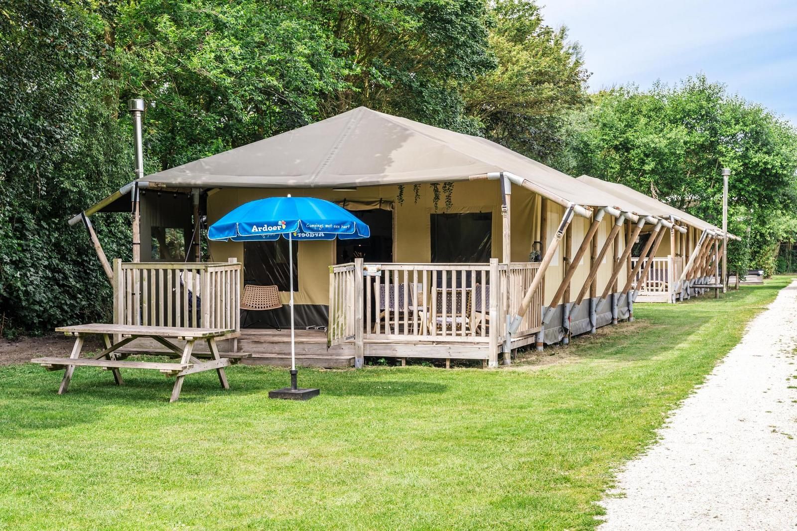 Das Strandzelt fuer 6 Personen in Julianadorp bietet ein luxurioeses Glamping-Erlebnis an der Nordseekueste von Nordholland mit einer geraeumigen Veranda.