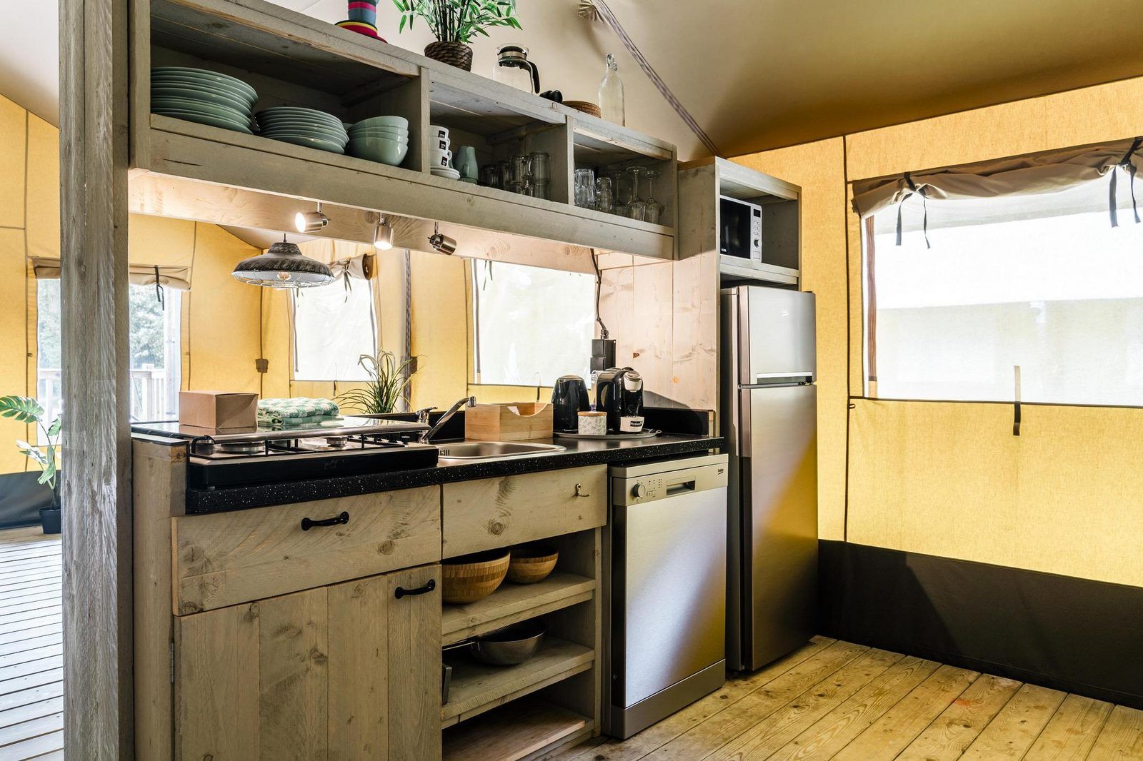 Moderne Kueche im Strandtent 6 Personen, einer Glamping Lodge in Julianadorp an der Nordseekueste, Nordholland, mit hoelzernem Interieur und geraeumigen Einrichtungen.