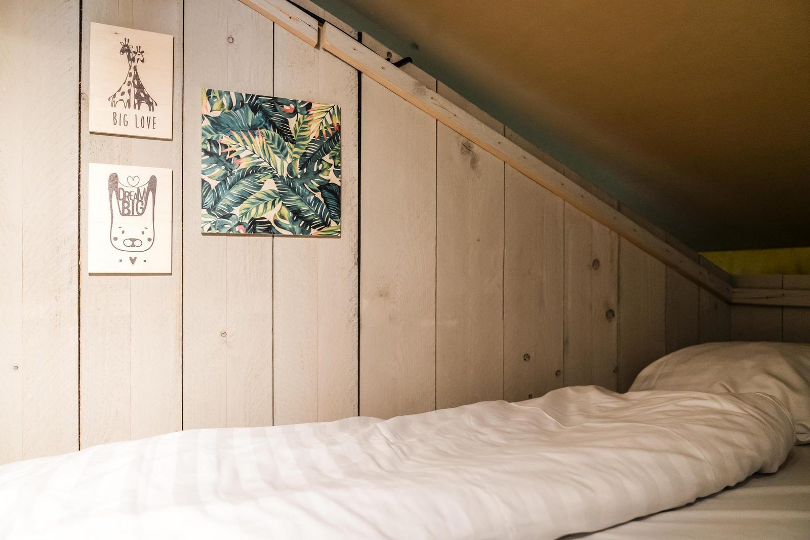 Gemuetliche Einrichtung des Strandzeltes 6 Personen in Julianadorp, Nordseekueste. Inneneinrichtung aus Holz mit dekorativer Kunst an der Wand.