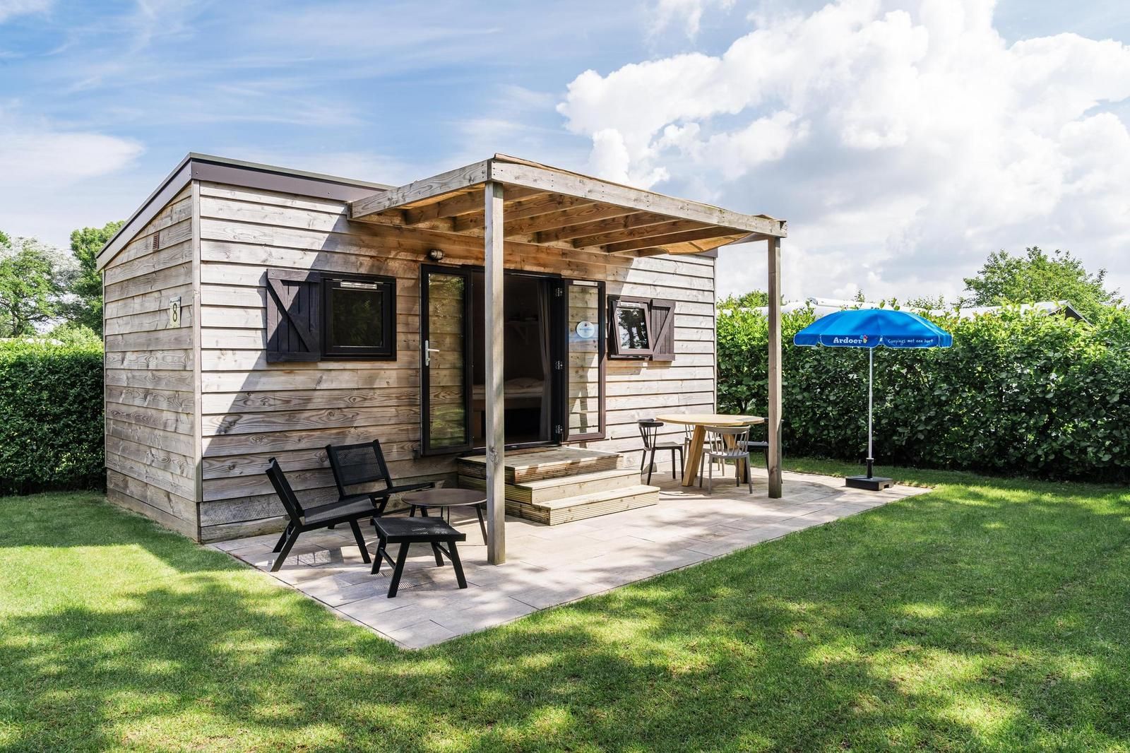 Geniessen Sie die Ruhe und den Frieden in der Woodlodge fuer 4 Personen in Julianadorp, Nordseekueste. Entspannen Sie sich auf der Terrasse dieses charmanten Ferienhauses.