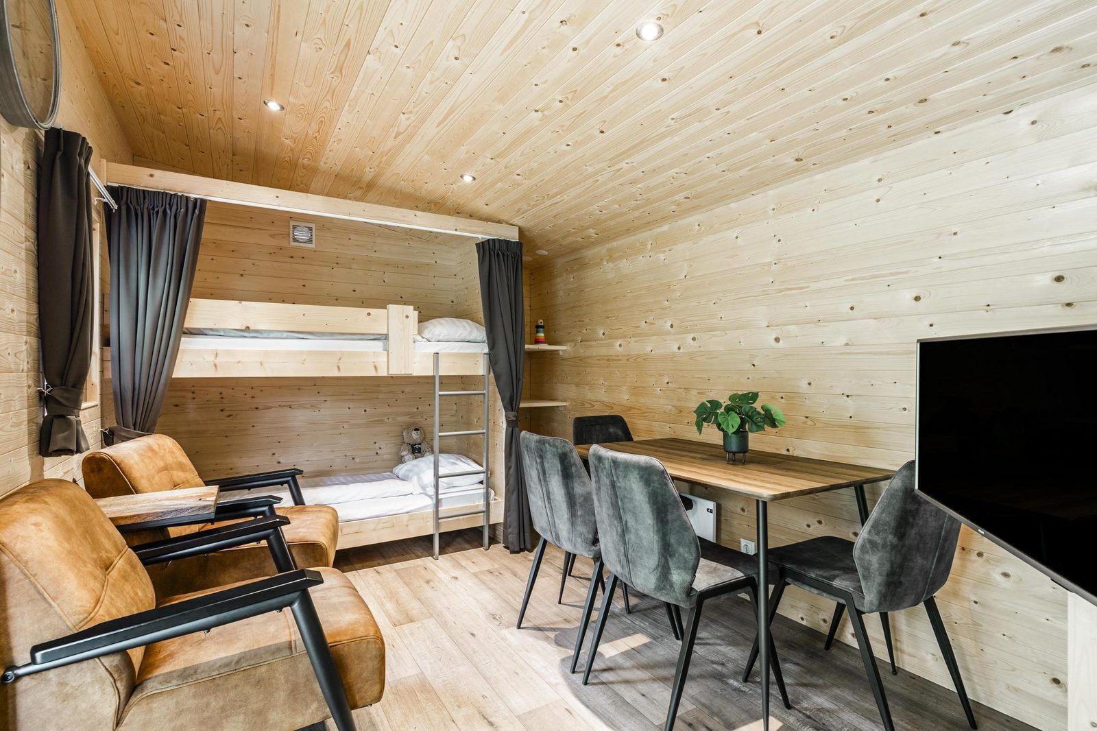 Gemuetliche Einrichtung der Woodlodge 4 Personen in Julianadorp, Nordseekueste, mit Holzeinrichtung und Etagenbetten fuer einen komfortablen Aufenthalt.