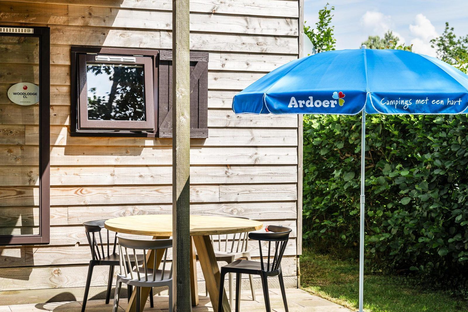 Geniessen Sie die Sonne auf der Terrasse der Woodlodge 4 Personen in Julianadorp, Nordseekueste, Nordholland, ein perfektes Ferienhauserlebnis.