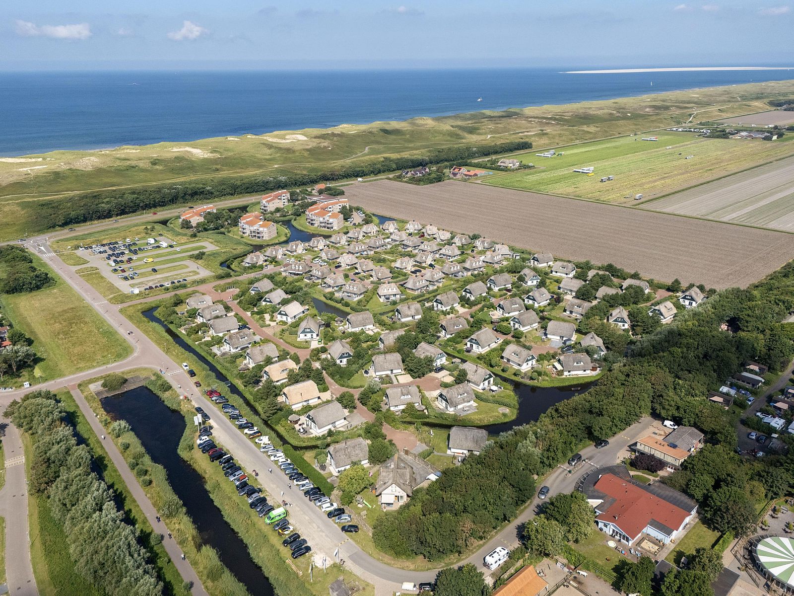 Luftaufnahme des freistehenden Hauses in Julianadorp, Ferienhaus an der Nordseekste in Nordholland, umgeben von Natur und in der Nhe des Meeres.