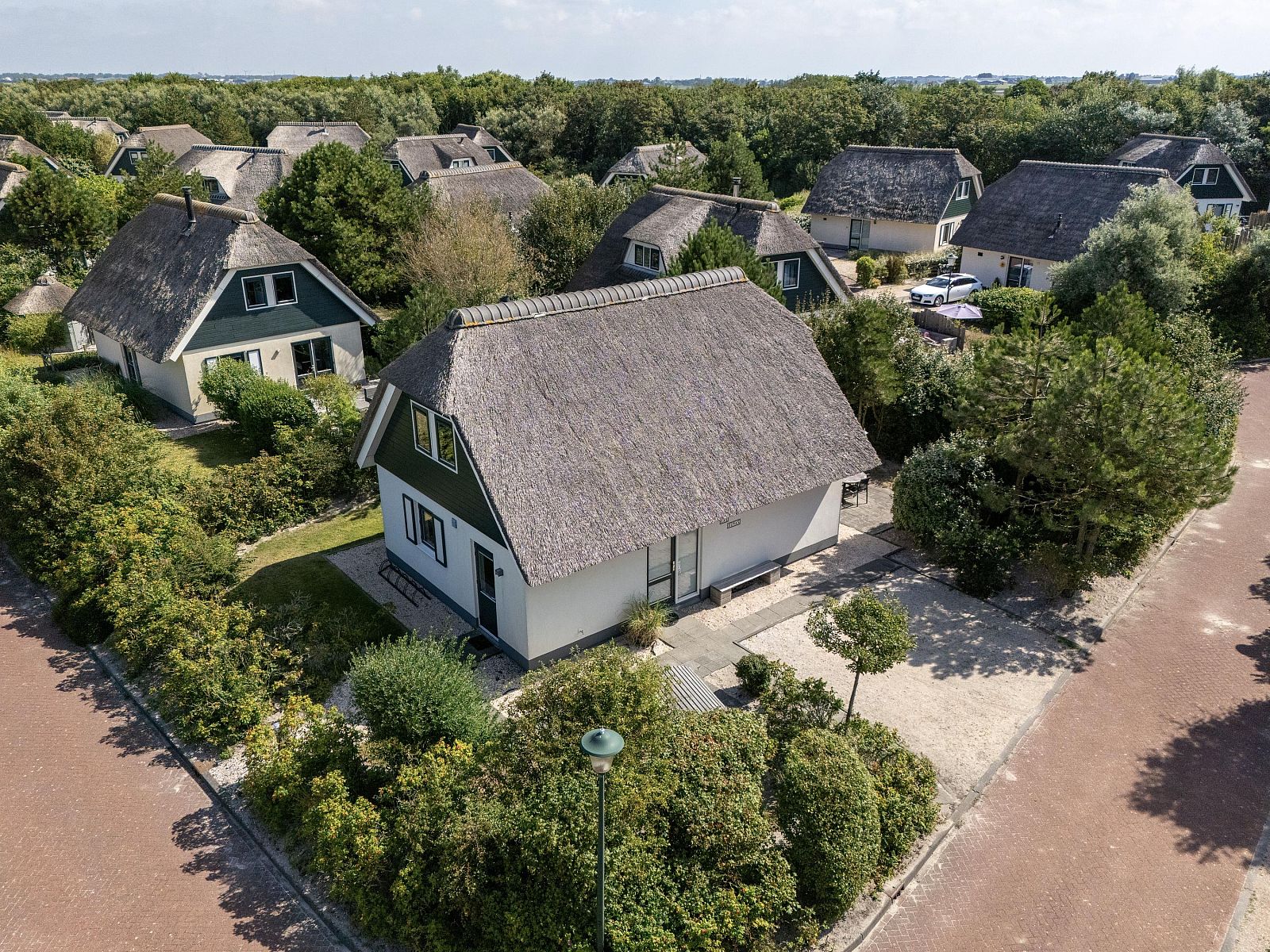 Freistehendes Haus in Julianadorp, Ferienhaus an der Nordseekste in Nordholland mit Reetdach, umgeben von grner Natur.