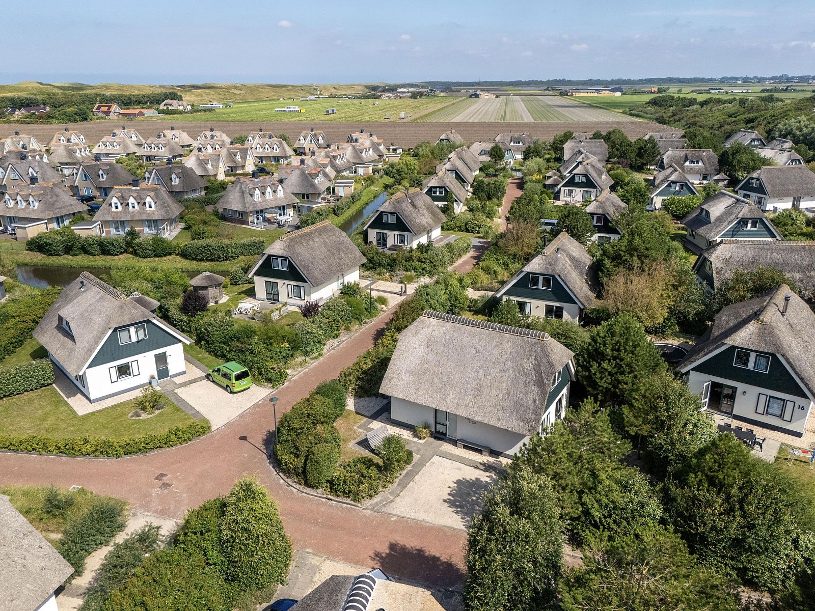 Luftaufnahme des freistehenden Hauses in Julianadorp, Ferienhaus an der Nordseekste in Nordholland, umgeben von grner Natur und Stille.