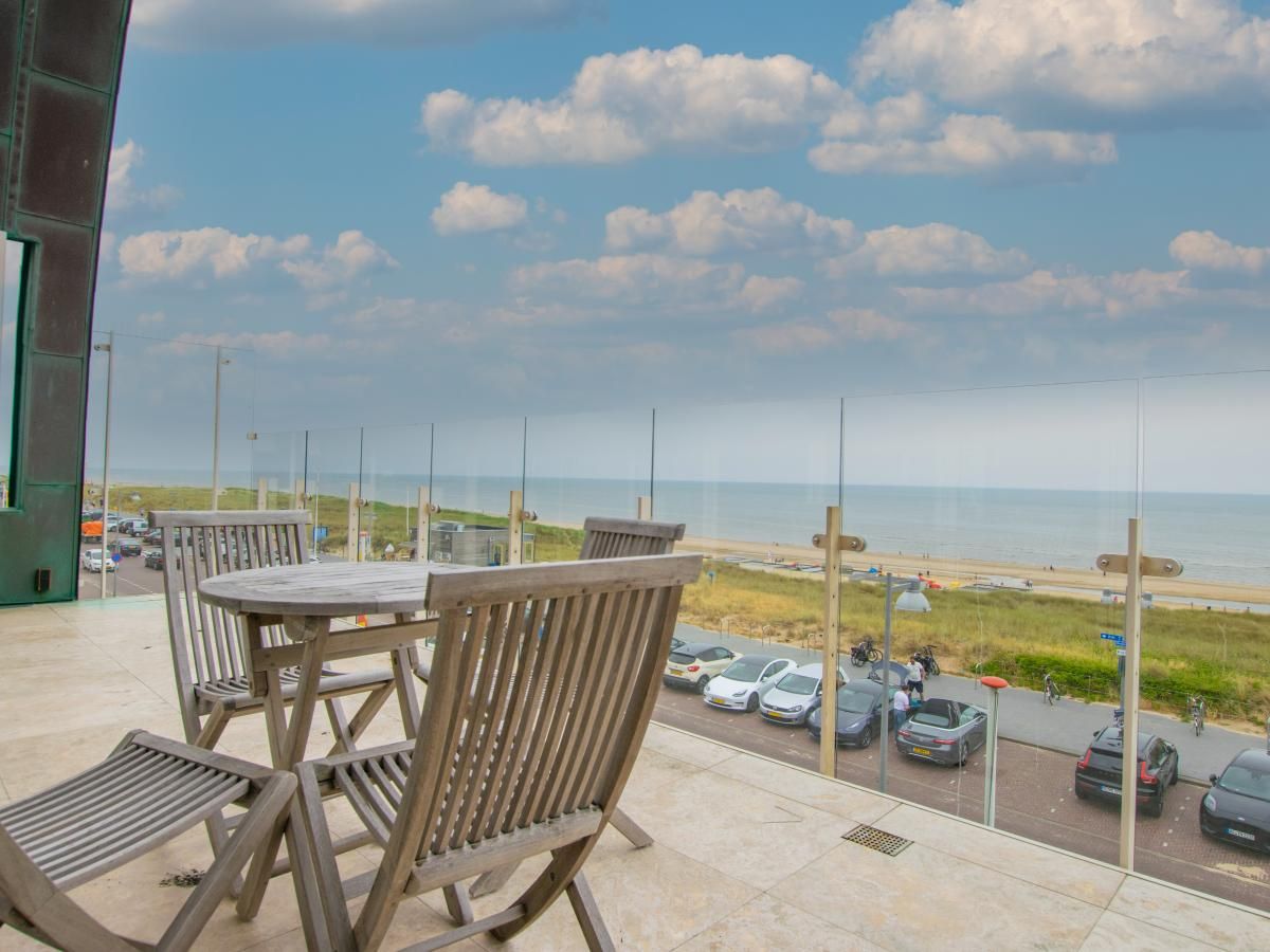 Geniessen Sie den Panoramablick auf das Meer von der Terrasse des Ferienhauses De Garnaal in Egmond aan Zee, Nordholland.