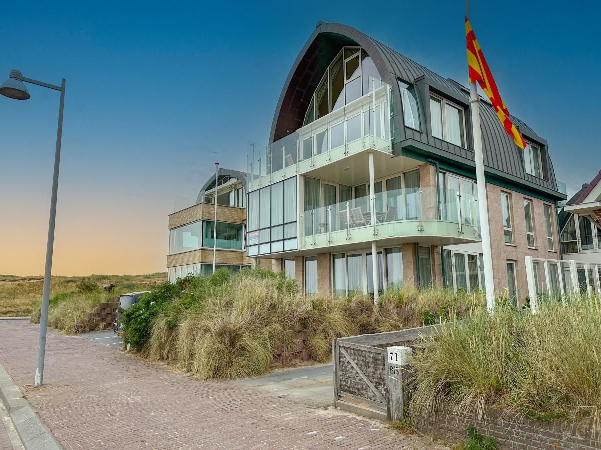 Ferienhaus De Garnaal in Egmond aan Zee, Nordseekueste, Nordholland, mit moderner Architektur und Blick auf die Duenen.