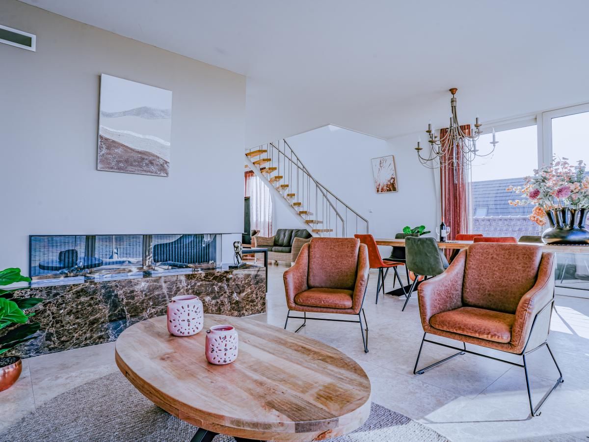 Stilvolles Wohnzimmer des Ferienhauses De Garnaal in Egmond aan Zee an der Nordseekueste mit moderner Einrichtung und viel Tageslicht.