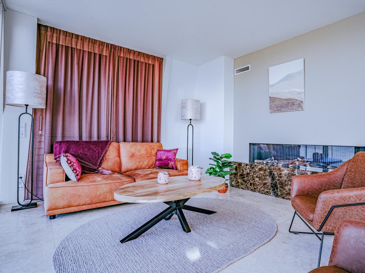 Stilvolles Wohnzimmer des Ferienhauses De Garnaal in Egmond aan Zee an der Nordseekueste. Komfortabler Sitzbereich mit moderner Einrichtung.
