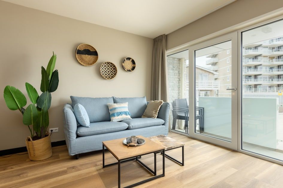 Gemuetliches Wohnzimmer der Wohnung 4B in Egmond aan Zee, Nordseekueste, Nordholland, mit moderner Einrichtung und Licht.