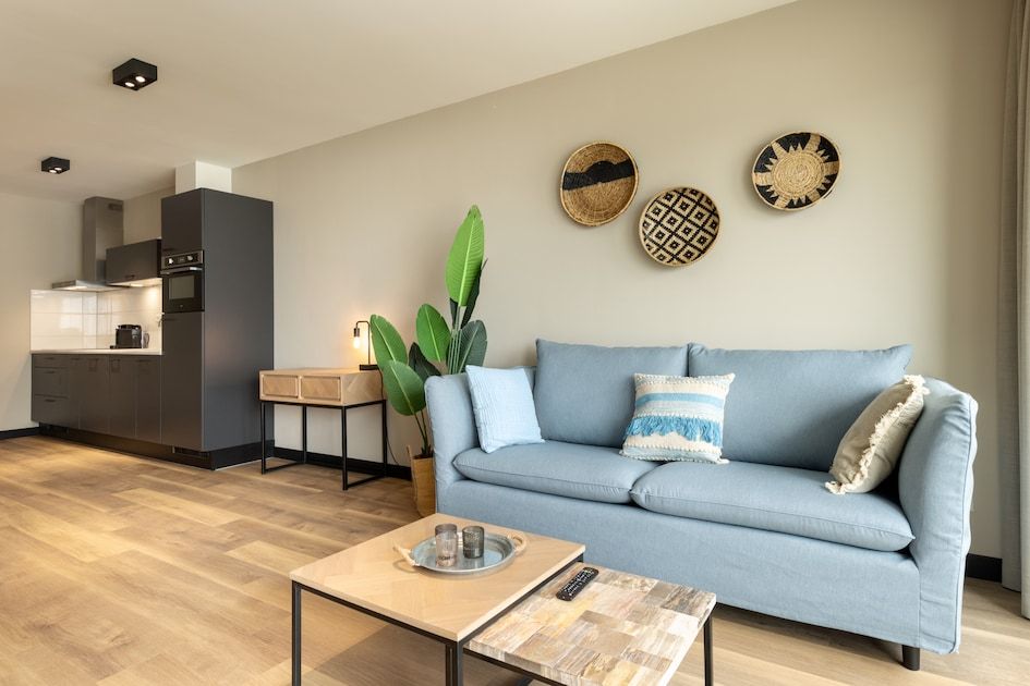 Stilvolles Wohnzimmer der Wohnung 4B in Egmond aan Zee, Nordseekueste. Gemuetliche Sitzecke in der modernen Ferienwohnung Nordholland.