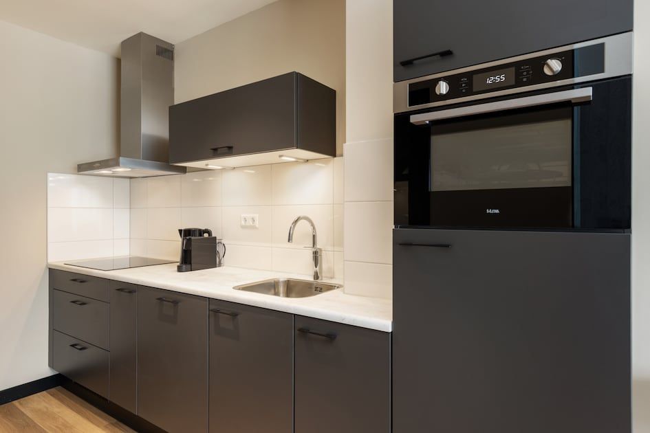 Modernes Badezimmer des Apartments 4B in Egmond aan Zee, Nordseekueste, Nordholland, mit stilvoller Dusche und Waschbecken.