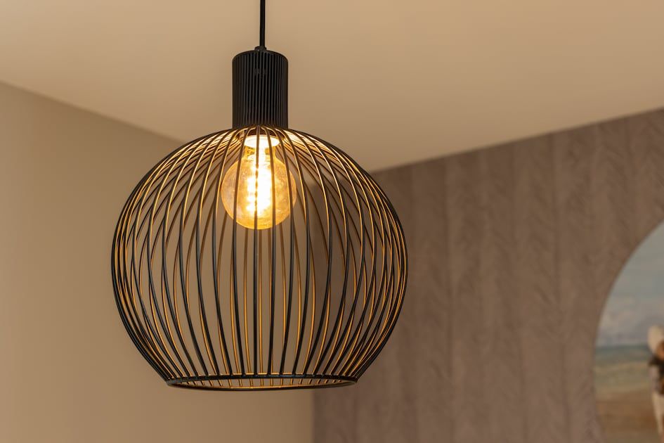 Stijlvolle hanglamp in de binnenruimte van Appartement 3A, Egmond aan Zee, Noordzeekust, Noord-Holland.