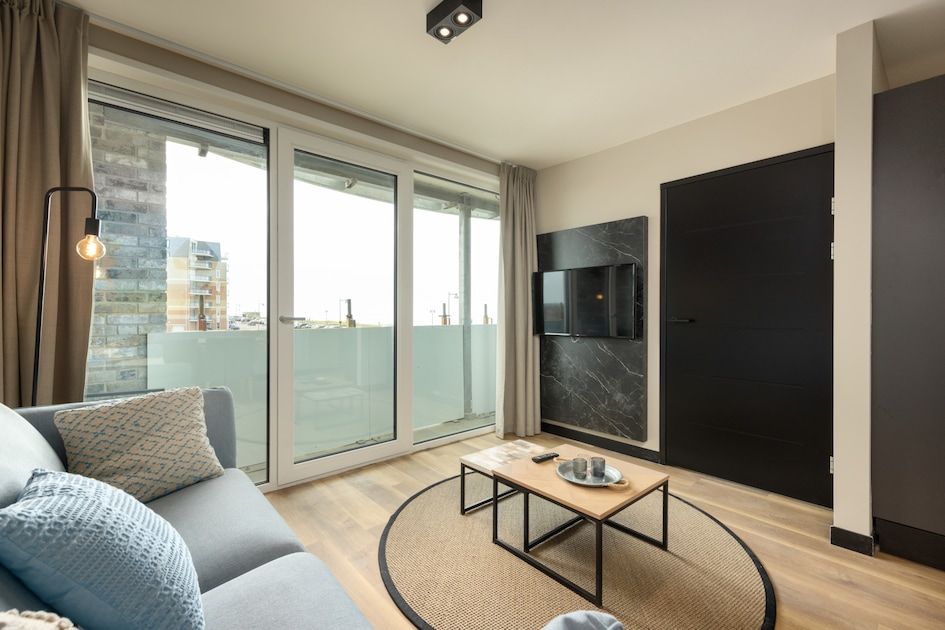 Stijlvolle woonkamer van Appartement 3A in Egmond aan Zee met modern interieur en uitzicht op de Noordzeekust, Noord-Holland.