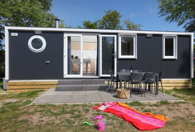 Vrijstaande comfort chalet ECO6 met terras in Egmond aan Zee, Noordzeekust, Noord-Holland, ideaal voor buitenontspanning.