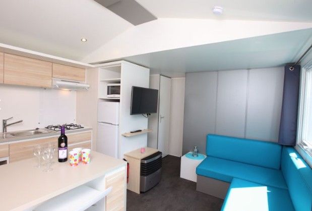 Moderne woonkamer in Vrijstaande comfort chalet ECO6, Egmond aan Zee, Noordzeekust, met comfortabele zitruimte en keuken.