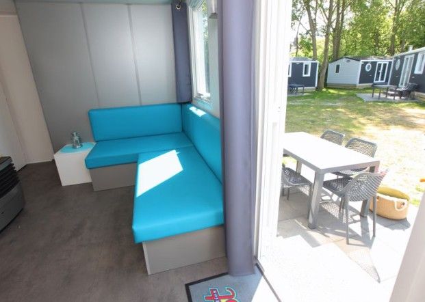 Zonnige binnenruimte met uitzicht op terras in Vrijstaande comfort chalet ECO6, Egmond aan Zee, Noordzeekust, Noord-Holland.