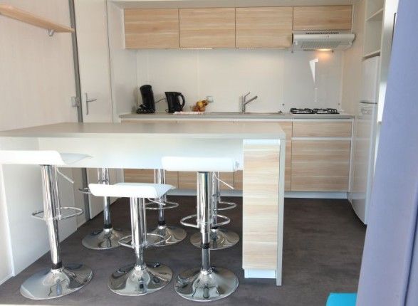 Stijlvolle keuken met ontbijtbar in Vrijstaande comfort chalet ECO6, Egmond aan Zee, Noordzeekust, perfect voor gezellige maaltijden.