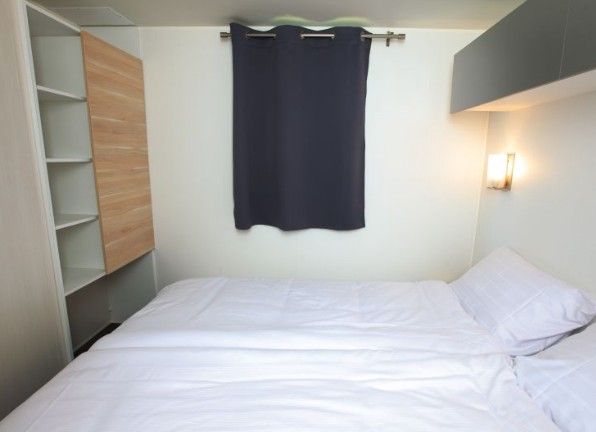 Gezellige slaapkamer met tweepersoonsbed in Vrijstaande comfort chalet ECO6, Egmond aan Zee, Noordzeekust, Noord-Holland.