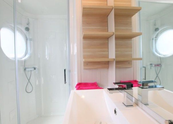 Moderne badkamer met douche in Vrijstaande comfort chalet ECO6, Egmond aan Zee, Noordzeekust, Noord-Holland.