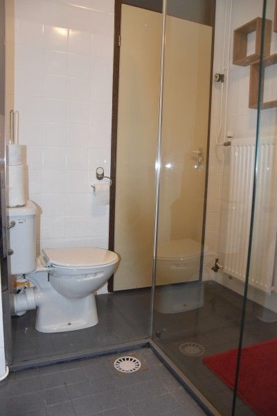 Modernes Badezimmer in Buis Familienhaus, Ferienhaus an der Nordseekste in Egmond aan Zee.