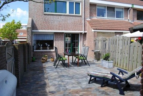 Sonnenterrasse im Familienhaus Buis, Ferienhaus in Egmond aan Zee an der Nordseekste.