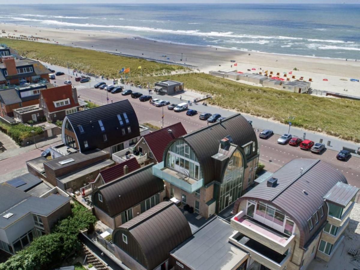Luftaufnahme des Ferienhauses "Krab aan Zee" in Egmond aan Zee, Nordholland, mit Blick auf die Nordseekueste und den Strand.