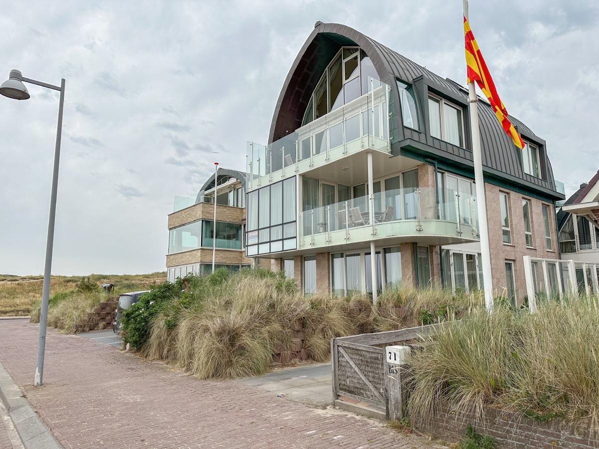 Ferienhaus "Krab aan Zee" in Egmond aan Zee, Nordholland, mit moderner Architektur und Blick auf die Duenen entlang der Nordseekueste.